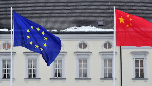 A Chinese (R) and EU flag flutters in front of the presidential palace Schloss Bellevue in Berlin  - Sputnik International
