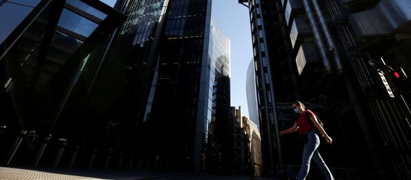 A woman wearing a protective face mask is seen walking in The City of London, following the outbreak of the coronavirus disease (COVID-19), London, Britain, May 28, 2020 A woman wearing a protective face mask is seen walking in The City of London, following the outbreak of the coronavirus disease (COVID-19), London, Britain, May 28, 2020 - Sputnik International