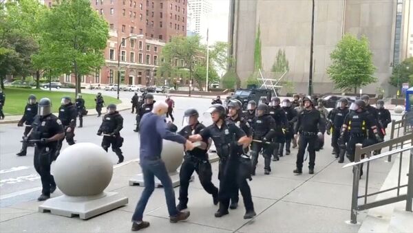 An elderly man appears to be shoved by riot police during a protest against the death in Minneapolis police custody of George Floyd, in Buffalo, New York, U.S. June 4, 2020 in this still image taken from video - Sputnik International