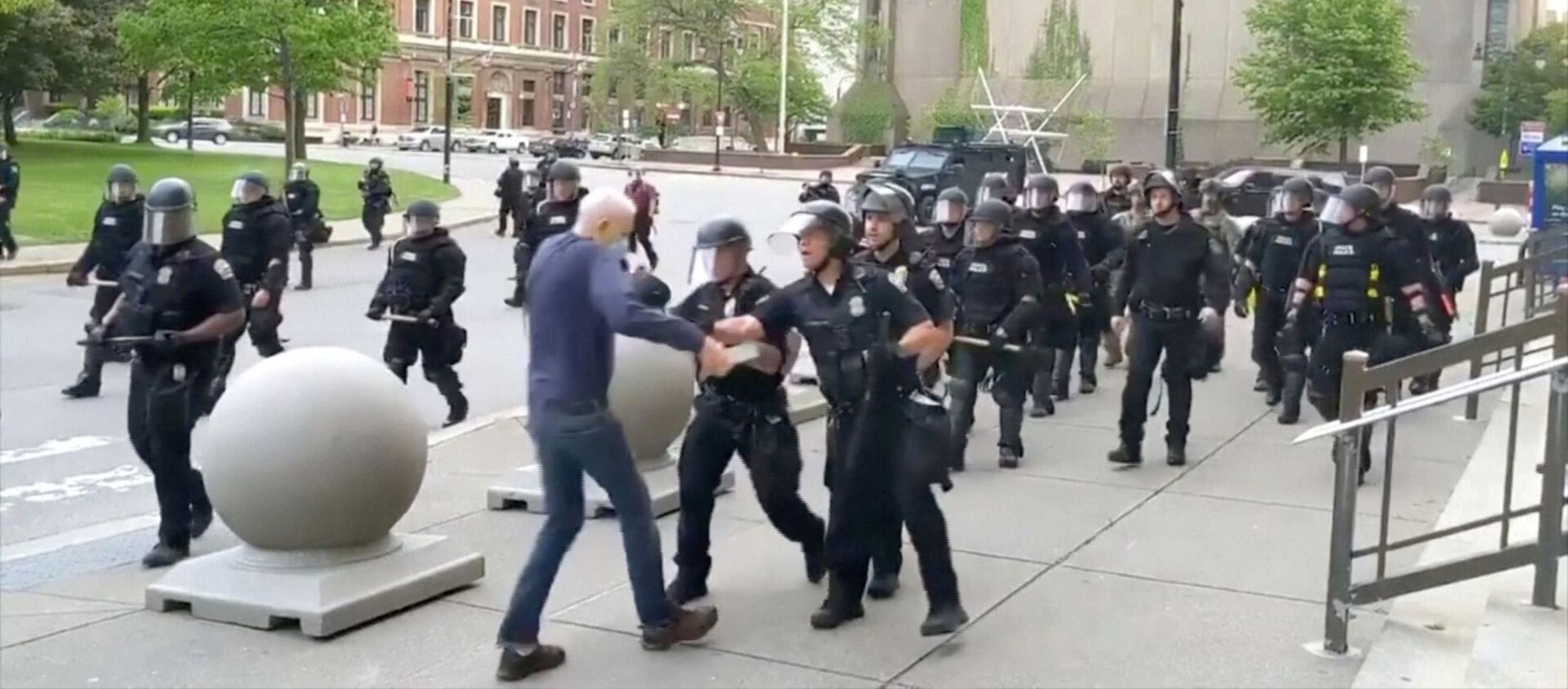 An elderly man appears to be shoved by riot police during a protest against the death in Minneapolis police custody of George Floyd, in Buffalo, New York, U.S. June 4, 2020 in this still image taken from video - Sputnik International, 1920, 10.06.2020