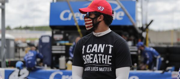 Bubba Wallace (43) wears a I Can't Breath, Black Lives Matter shirt before a NASCAR Cup Series auto race at Atlanta Motor Speedway, Sunday, June 7, 2020, in Hampton, Ga. (AP Photo/Brynn Anderson) - Sputnik International