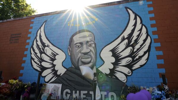 In this 7 June 2020 photo, the sun shines above a mural honouring George Floyd in Houston’s Third Ward. - Sputnik International