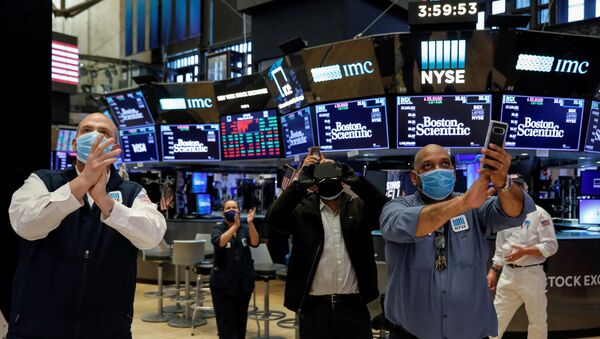 Workers celebrate the during closing bell, as they prepare for the return to trading, on the floor at the New York Stock Exchange (NYSE) in New York, U.S., May 22, 2020 - Sputnik International