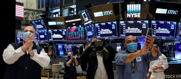 Workers celebrate the during closing bell, as they prepare for the return to trading, on the floor at the New York Stock Exchange (NYSE) in New York, U.S., May 22, 2020 Workers celebrate the during closing bell, as they prepare for the return to trading, on the floor at the New York Stock Exchange (NYSE) in New York, U.S., May 22, 2020 - Sputnik International