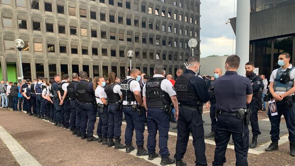 French police protest against Castaner's ban on chokeholds outside a police station on 11 June 2020 - Sputnik International