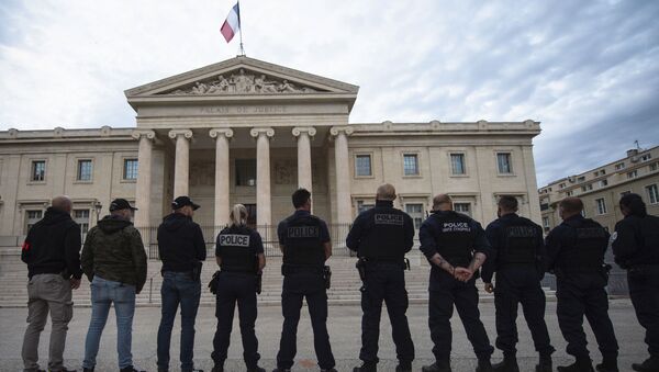 French police officers stand back in front of Marseille's High Court as they threw their handcuffs on the ground during a gathering in Marseille, southern France on June 11, 2020, to protest against the French Interior Minister's latests announcements following demonstrations against police violence.  - Sputnik International