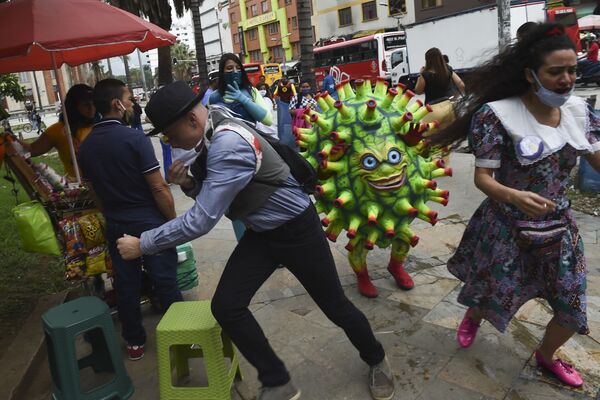 Artist performs at the Botero square, as part of an awareness campaign to stop the spread of the COVID-19 coronavirus, in Medellin, Colombia, on June 10, 2020.  - Sputnik International