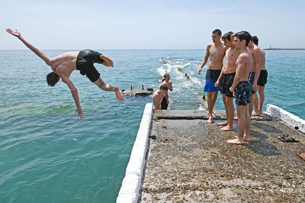 Swimmers in Russia's resort town of Sochi on 9 June 2020 - Sputnik International