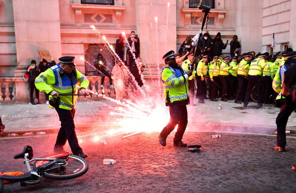 A firework explodes as police officers clash with demonstrators in Whitehall during a Black Lives Matter protest in London, following the death of George Floyd who died in police custody in Minneapolis, London, Britain, June 7, 2020.  - Sputnik International