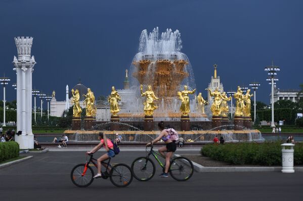 Cyclists near the Peoples' Friendship fountain at VDNKH in Moscow on 10 June 2020 - Sputnik International