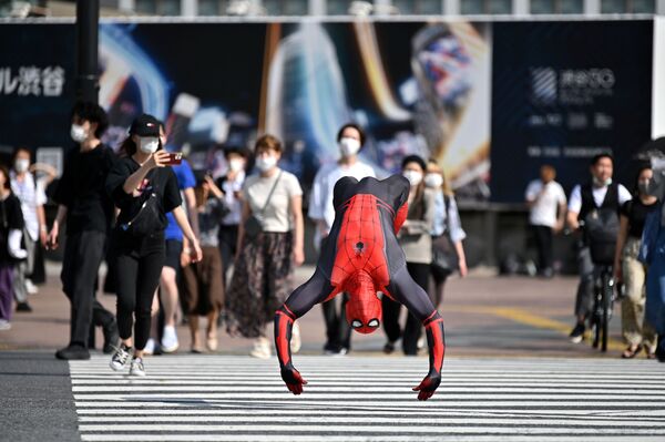 A man wearing a Spiderman costume jumps across Shibuya crossing in Tokyo on June 8, 2020.  - Sputnik International
