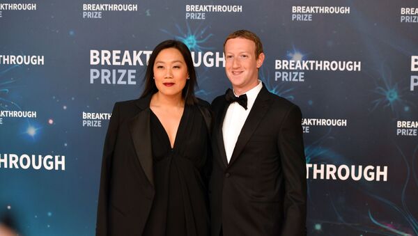 Facebook CEO Mark Zuckerberg and his wife Priscilla Chan arrive for the 8th annual Breakthrough Prize awards ceremony at NASA Ames Research Center in Mountain View, California on 3 November 2019 - Sputnik International