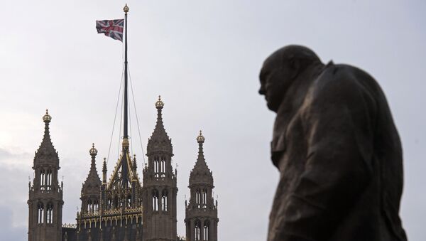 A statue of former British Prime Minister Winston Churchill stands near the Victoria Tower of the Houses of Parliament, as a British Union flag flies from a pole atop the tower, in London on December 8, 2016. - Sputnik International