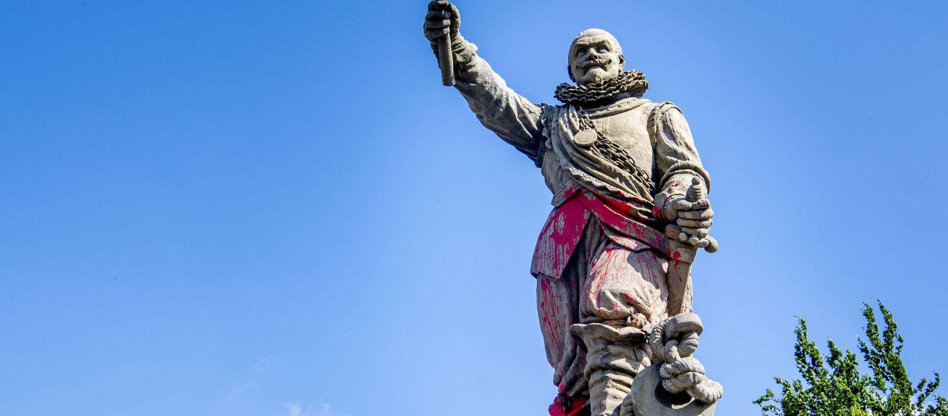 The statue of Dutch lieutenant admiral and commander of the West India Company Piet Hein in Rotterdam-Delfshaven is daubed and smeared with red paint (unseen)on June 12, 2020. - Dutch protesters on June 12, 2020, damaged the statues of a colonialist naval commander linked to the slave trade and of a murdered far-right politician, in the latest incidents targeting statues in Europe and the United States. The statue of Piet Hein -- a 17th-century admiral linked to the Dutch West India Trading Company who is regarded as one of the Netherlands' greatest naval heroes -- was sprayed with the words killer and thief overnight in Rotterdam.  - Sputnik International, 1920, 12.06.2020
