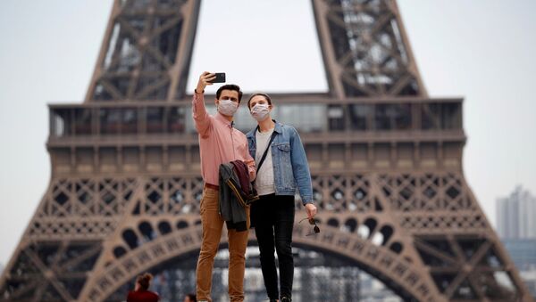  People wearing face masks take a selfie at Trocadero square near the Eiffel Tower, as France began a gradual end to a nationwide lockdown due to the coronavirus disease (COVID-19) in Paris, France, May 16, 2020 - Sputnik International
