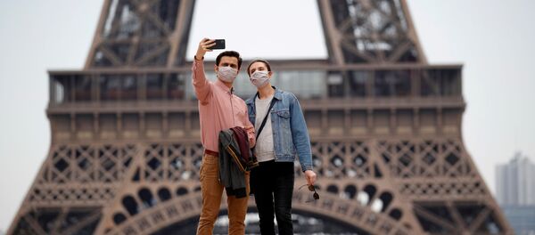  People wearing face masks take a selfie at Trocadero square near the Eiffel Tower, as France began a gradual end to a nationwide lockdown due to the coronavirus disease (COVID-19) in Paris, France, May 16, 2020 - Sputnik International