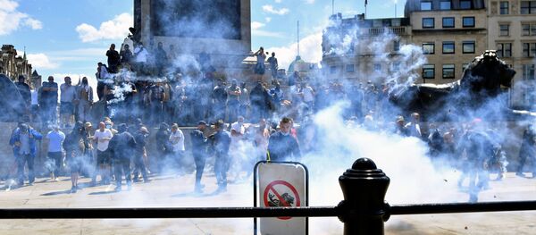 Counter-protesters stand under Nelson's Column in Trafalgar Square ahead of a Black Lives Matter protest following the death of George Floyd in Minneapolis police custody, in London, Britain, June 13, 2020. REUTERS/Dylan Martinez Counter-protesters stand under Nelson's Column in Trafalgar Square ahead of a Black Lives Matter protest following the death of George Floyd in Minneapolis police custody, in London, Britain, June 13, 2020. REUTERS/Dylan Martinez - Sputnik International