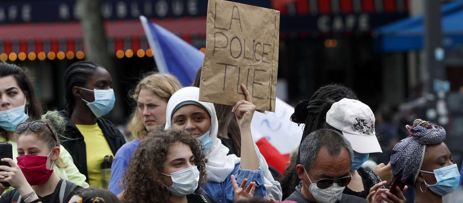 A placard read The Police Kills as people gather for a march against police brutality and racism in Paris, France - Sputnik International, 1920, 13.06.2020
