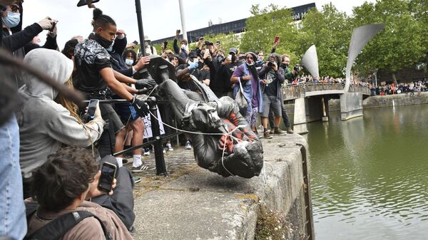 The statue of Edward Colston is thrown into the harbour in Bristol. - Sputnik International