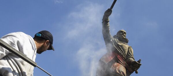 A municipal worker used a high pressure water cleaner to remove the paint from the statue of Piet Hein in Rotterdam, Netherlands, Friday, June 12, 2020. Dutch activists have spray painted the words killer and thief and daubed red paint on a statue of a man regarded by many as a naval hero from the 17th-century Golden Era of Dutch trade and colonial expansion. (AP Photo/Peter Dejong) A municipal worker used a high pressure water cleaner to remove the paint from the statue of Piet Hein in Rotterdam, Netherlands, Friday, June 12, 2020. Dutch activists have spray painted the words killer and thief and daubed red paint on a statue of a man regarded by many as a naval hero from the 17th-century Golden Era of Dutch trade and colonial expansion. (AP Photo/Peter Dejong) - Sputnik International