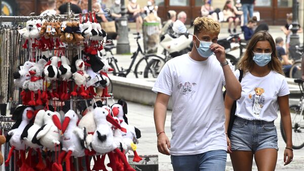 People wearing face masks pass by a gift shop on 22 May 2020 in Strasbourg - Sputnik International