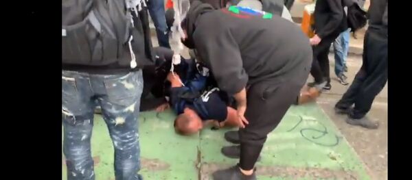 Protesters hold down a preacher in self-declared Autonomous Zone - Sputnik International