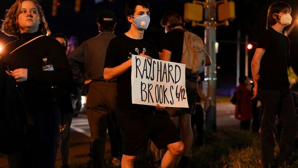 Protesters rally against racial inequality and the police shooting death of Rayshard Brooks, in Atlanta, Georgia, U.S. June 13, 2020.  - Sputnik International