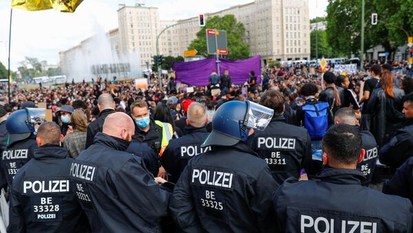 Police officers stand guard during a protest against police brutality and racial inequality in the aftermath of the death in Minneapolis police custody of George Floyd, in Berlin, Germany June 6, 2020. - Sputnik International