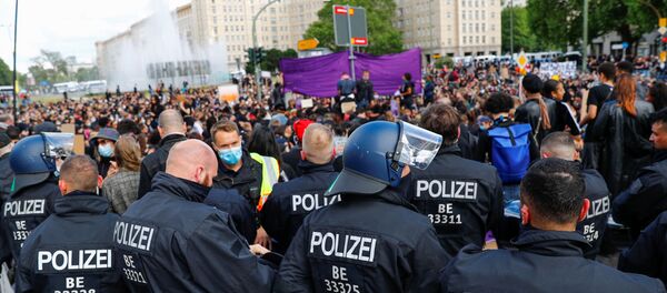 Police officers stand guard during a protest against police brutality and racial inequality in the aftermath of the death in Minneapolis police custody of George Floyd, in Berlin, Germany June 6, 2020. - Sputnik International