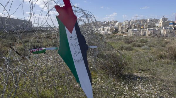 Placard with the colors of the Palestinian flags at a barbed wire - Sputnik International