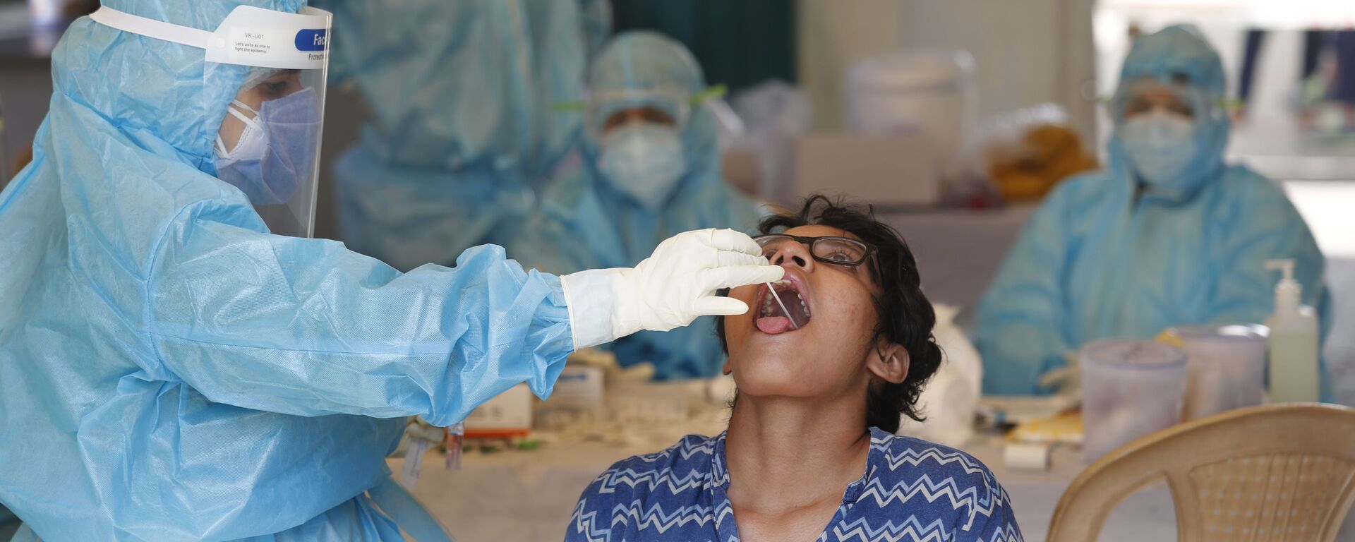 A health worker takes a swab test at a COVID-19 testing center in New Delhi, India, Monday, April 27, 2020. India’s main medical research organization has cancelled orders to procure rapid antibody test kits from two Chinese companies after quality issues and controversies over its price.  - Sputnik International, 1920, 26.11.2021