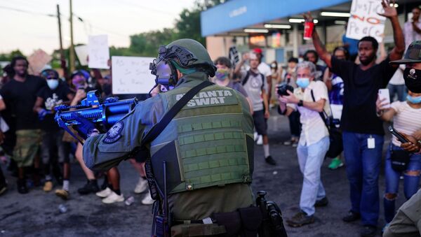 An Atlanta SWAT officer draws his weapon during a rally against racial inequality and the police shooting death of Rayshard Brooks, in Atlanta, Georgia, U.S. June 13, 2020. - Sputnik International