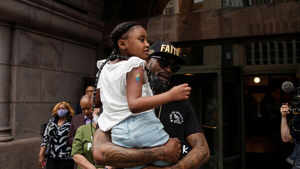 Former NBA player Stephen Jackson carries George Floyd's 6-year-old daughter, Gianna, after speaking about his death in Minneapolis police custody, at the Minneapolis City Hall, in Minneapolis, Minnesota, U.S., June 2, 2020 - Sputnik International