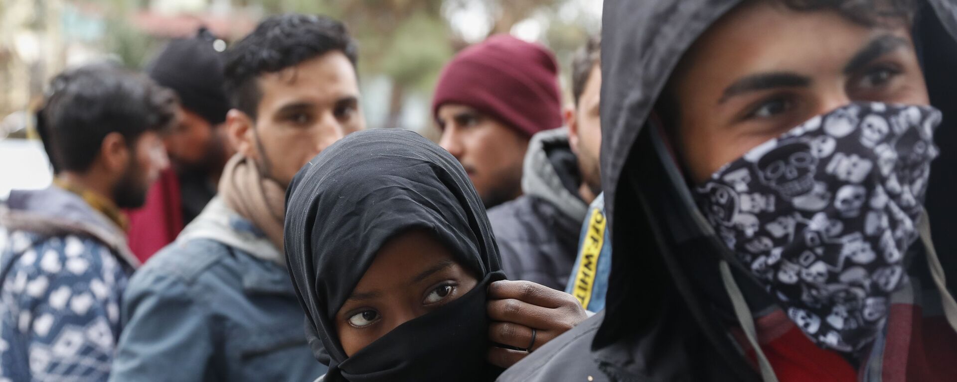 Migrants queue outside a supermarket to buy food near the Turkish-Greek border in Pazarkule, Edirne region, Turkey, Tuesday, March 10, 2020 - Sputnik International, 1920, 11.04.2024