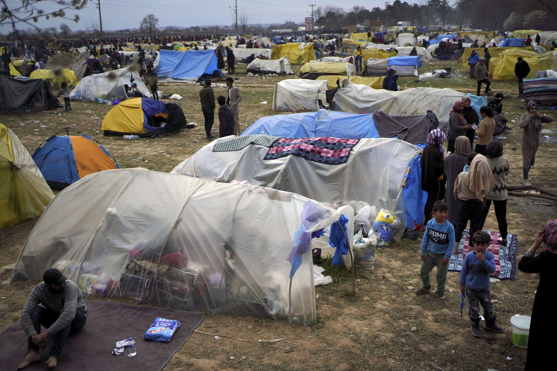 Migrants stand by tends in a camp set up near the Turkish-Greek border in Pazarkule, Edirne region, Turkey, Tuesday, March 10, 2020 - Sputnik International, 1920, 07.09.2021