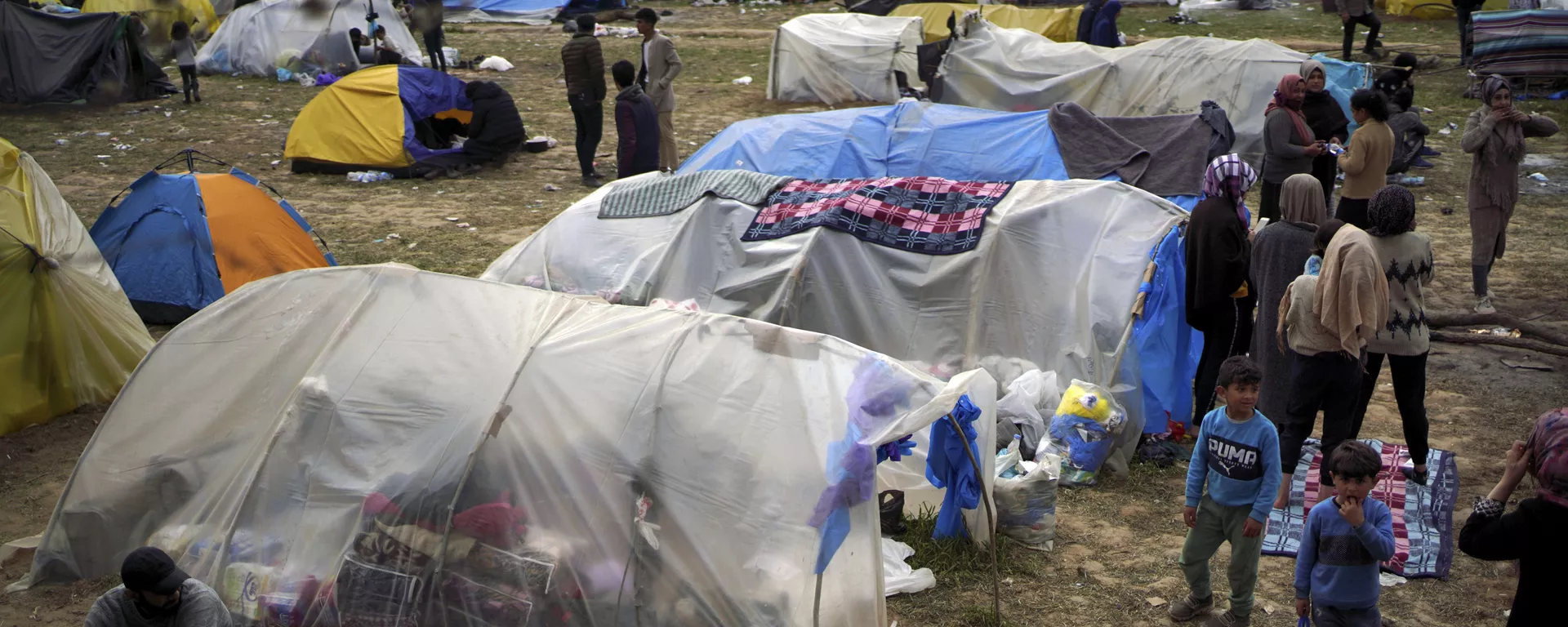 Migrants stand by tends in a camp set up near the Turkish-Greek border in Pazarkule, Edirne region, Turkey, Tuesday, March 10, 2020 - Sputnik International, 1920, 21.11.2024