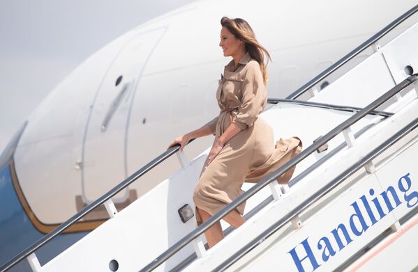 US First Lady Melania Trump disembarks from her military aeroplane upon arrival at Lilongwe International Airport October 4, 2018, for a 1-day visit in Malawi, part of her week-long trip to Africa to promote her 'Be Best' campaign - Sputnik International