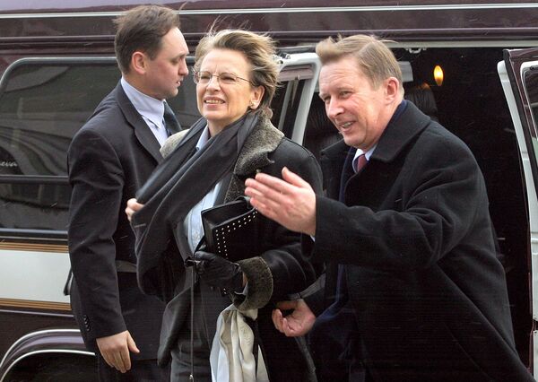 Russian Former Defense Minister Sergei Ivanov (R) welcomes his French counterpart Michele Alliot-Marie (C) as they arrive for meeting with students of  St. Petersburg State University, 20 January 2005 - Sputnik International