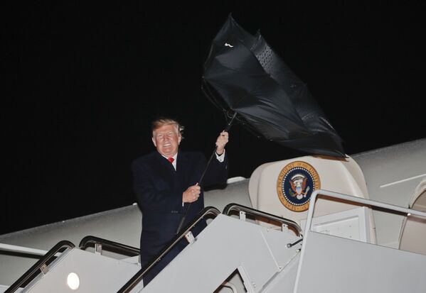 US President Donald Trump's umbrella is turned inside out by a gust of wind while stepping off Air Force One during his arrival at Andrews Air Force Base, Md., Saturday, April 28, 2018 - Sputnik International