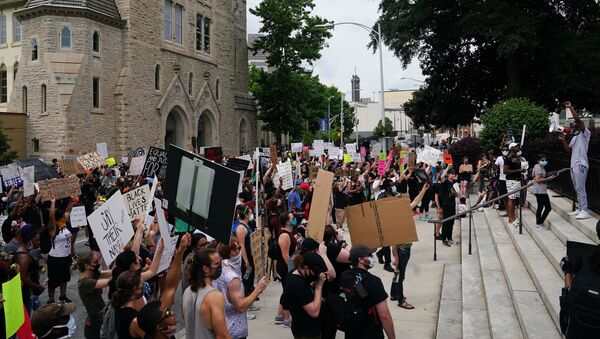 People gather outside the Georgia State Capitol during a protest against police brutality on June 6, 2020 in Atlanta, Georgia.  - Sputnik International