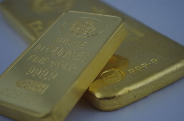 Gold Spikes to Monthly High as Surge in COVID-19 Cases Tarnishes Hopes for Swift Economic Recovery - Sputnik International