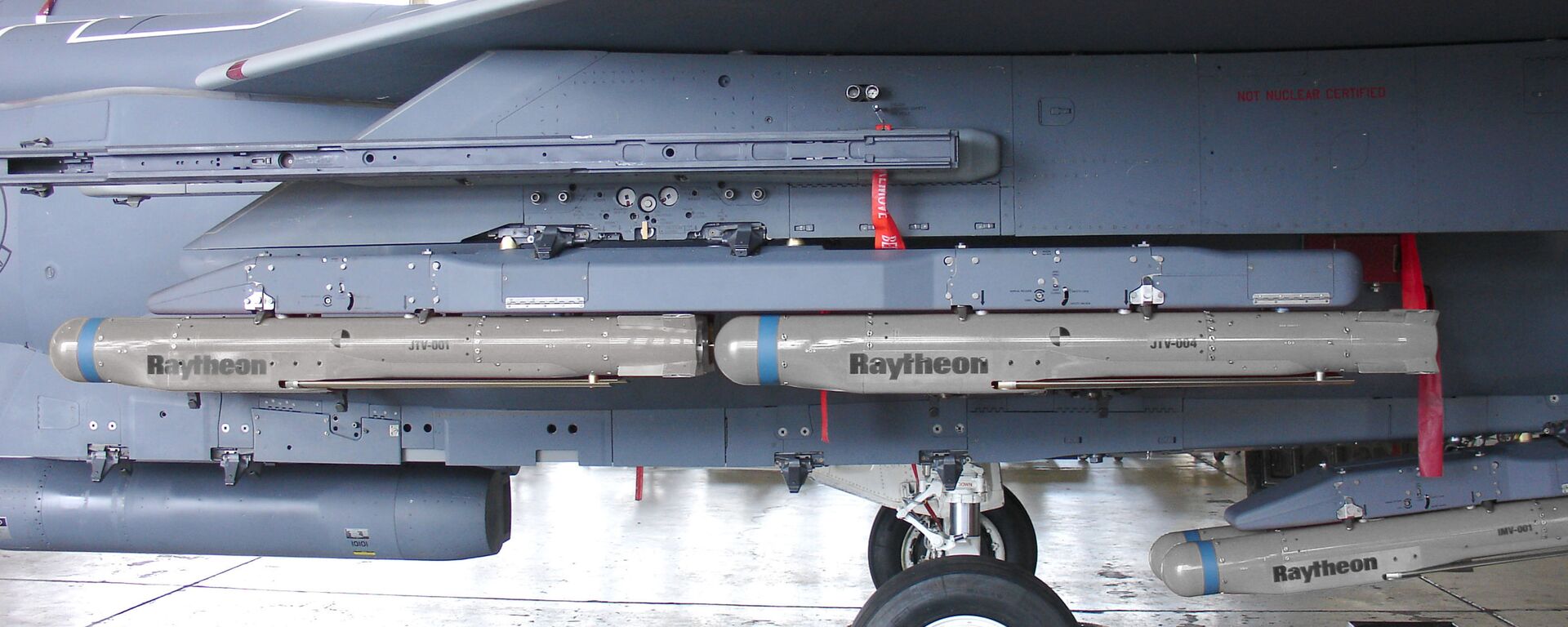 Raytheon's GBU-53 StormBreaker, better known as the Small Diameter Bomb II (SDB), loaded on a US Air Force F-15E Strike Eagle - Sputnik International, 1920, 15.12.2022