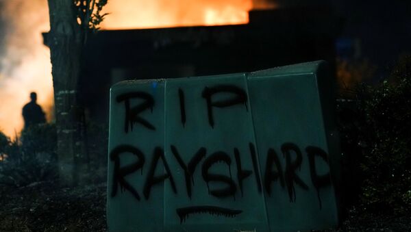'RIP Rayshard' is seen written in spray paint as a Wendy’s burns following a rally against racial inequality and the police shooting death of Rayshard Brooks, in Atlanta, Georgia, U.S. June 13, 2020 - Sputnik International