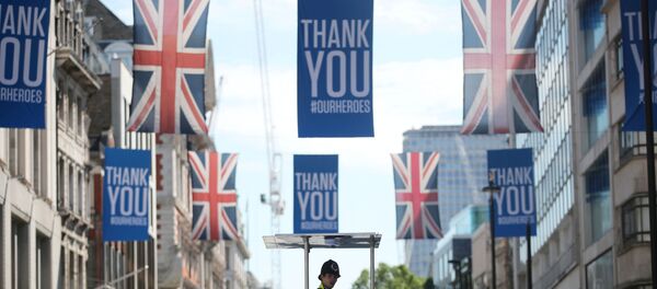 A police officer looks at shoppers at Oxford Street, amid the spread of the coronavirus disease (COVID-19) in London, Britain June 15, 2020. A police officer looks at shoppers at Oxford Street, amid the spread of the coronavirus disease (COVID-19) in London, Britain June 15, 2020. - Sputnik International