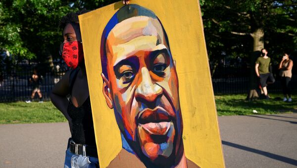 A demonstrator holds a painting depicting George Floyd as she protests against racial inequality in the aftermath of the death in Minneapolis police custody of George Floyd, in New York City, New York, U.S. June 9, 2020. Picture taken June 9, 2020. - Sputnik International