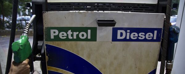 A man prepares to fill fuel in a vehicle at a petrol pump in Gauhati, India, Sunday, Sept. 22, 2019. Fuel prices have increased in the last six days following attacks on key oil facilities in Saudi Arabia.  - Sputnik International