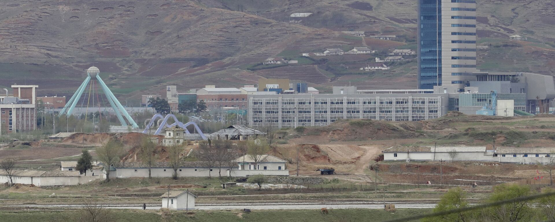 FILE - In this April 24, 2018, file photo, the Kaesong industrial complex in North Korea is seen from the Taesungdong freedom village inside the demilitarized zone during a press tour in Paju, South Korea - Sputnik International, 1920, 09.02.2021