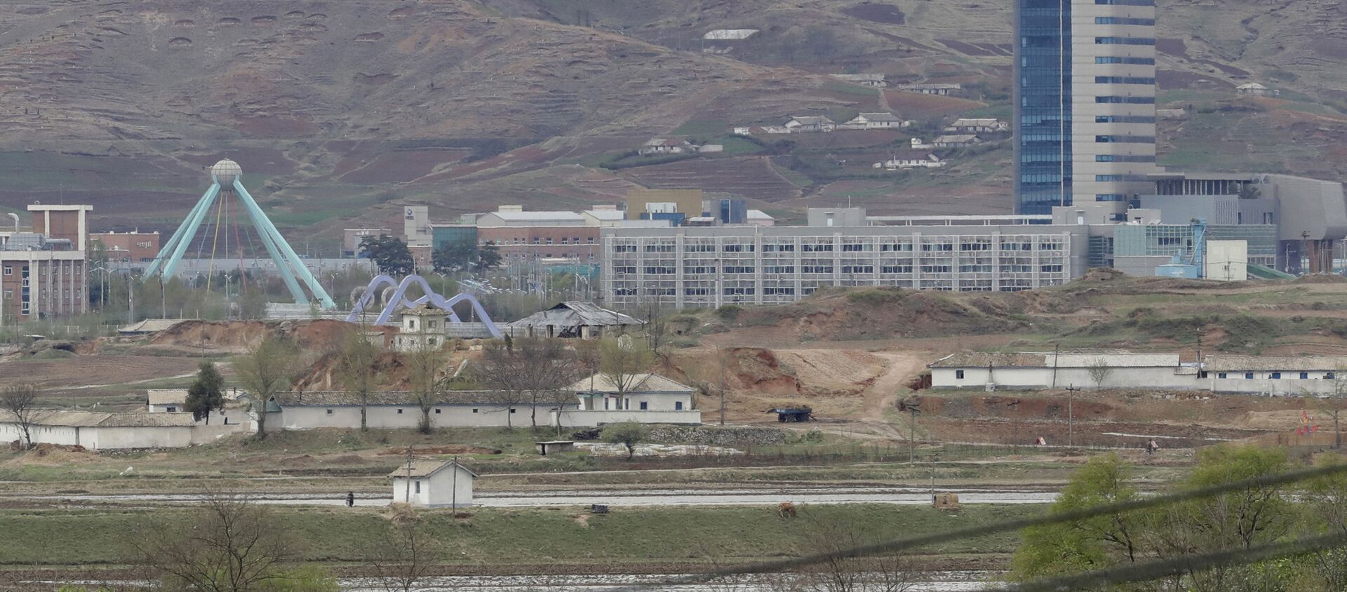 FILE - In this April 24, 2018, file photo, the Kaesong industrial complex in North Korea is seen from the Taesungdong freedom village inside the demilitarized zone during a press tour in Paju, South Korea - Sputnik International, 1920, 09.02.2021
