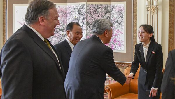 Secretary of State Michael R. Pompeo receives photos from his meeting with Chairman Kim Jong-un from Chairman Kim's sister, Kim Yo-jong, in Pyongyang, Democratic People's Republic of Korea on October 7, 2018 - Sputnik International