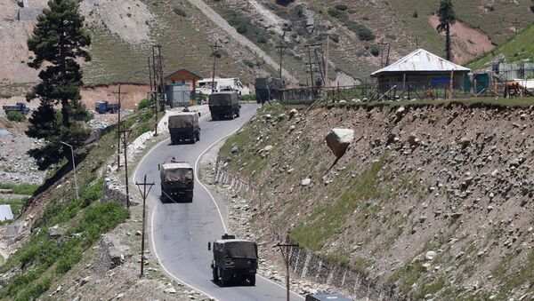 An Indian army convoy moves along Srinagar-Leh national highway, at Gagangeer, in east Kashmir's Ganderbal district, June 15, 2020 - Sputnik International